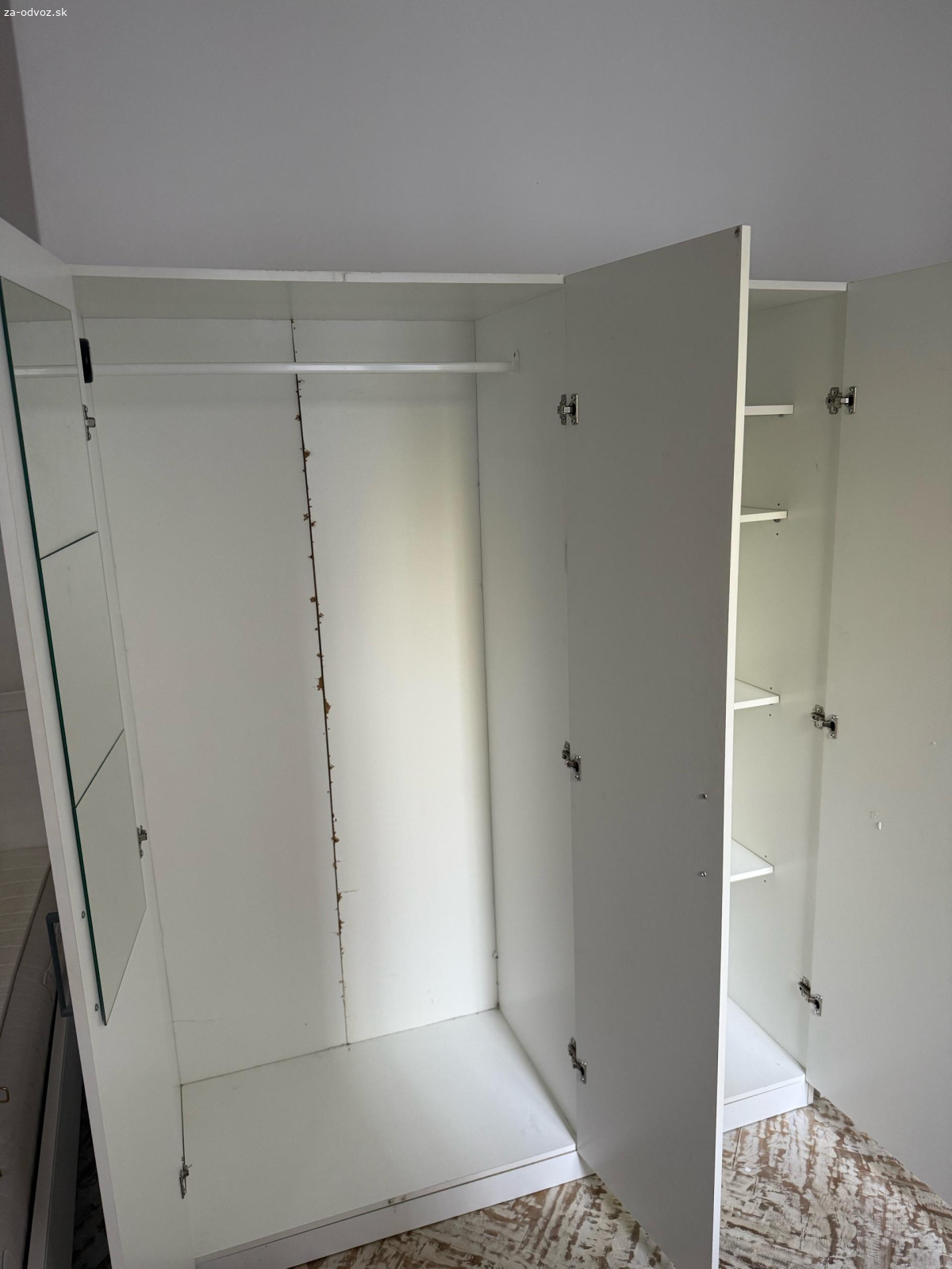 Darujem šatnikovú skriňu