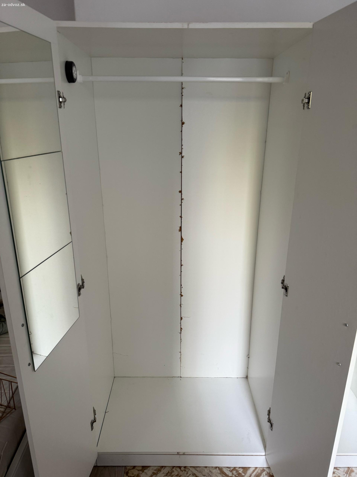 Darujem šatnikovú skriňu