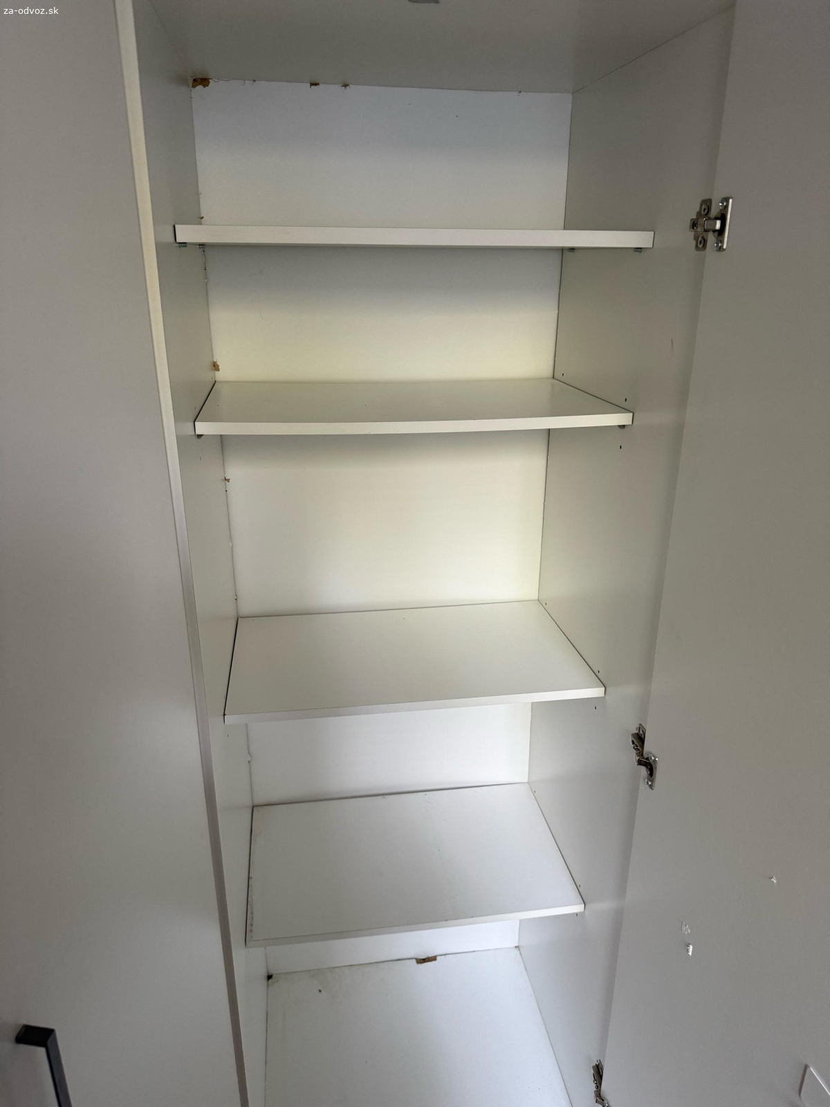 Darujem šatnikovú skriňu