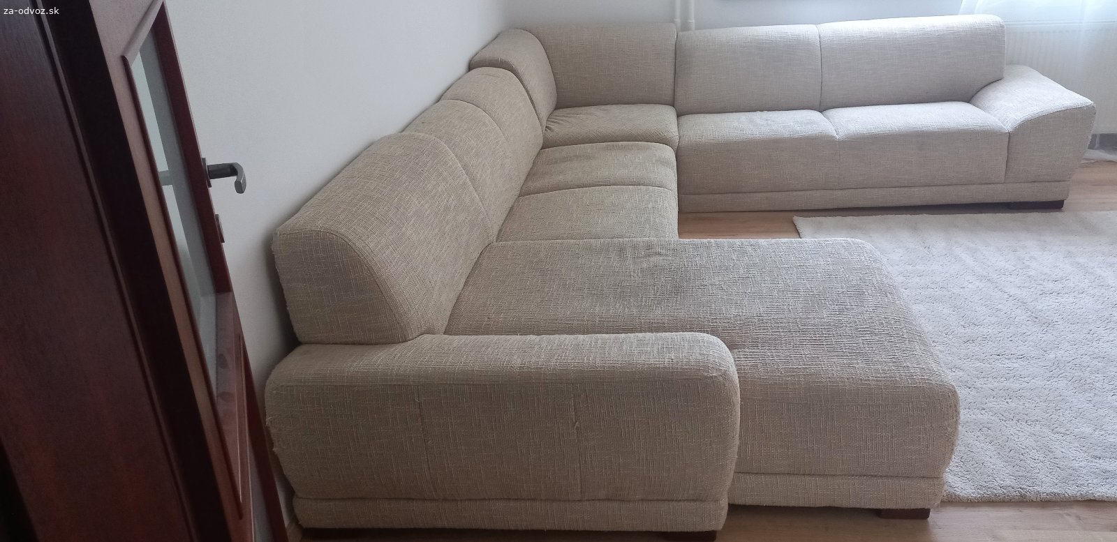 Darujem sedačku spolu s kobercom. Darujem béžovú sedačku v tvare U, rozmery: 
330cm x 275 cm x 155 cm

Sedačka je staršia, ale zachovalá, potrebuje vytepovať. ( na fotke je už rozobratá, preto nie sú všetky časti v jednej rovine).

K sedačke pridávam aj béžový koberec, s rozmermy:
250 cm x 200 cm.

Je v lepšom stave ako sedačka, tiež by potreboval tepovanie.
