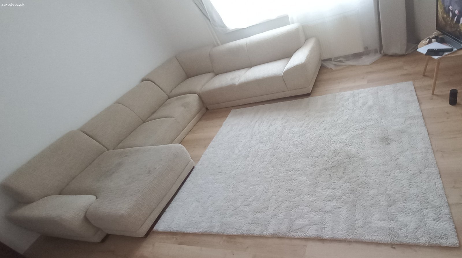 Darujem sedačku spolu s kobercom. Darujem béžovú sedačku v tvare U, rozmery: 
330cm x 275 cm x 155 cm

Sedačka je staršia, ale zachovalá, potrebuje vytepovať. ( na fotke je už rozobratá, preto nie sú všetky časti v jednej rovine).

K sedačke pridávam aj béžový koberec, s rozmermy:
250 cm x 200 cm.

Je v lepšom stave ako sedačka, tiež by potreboval tepovanie.
