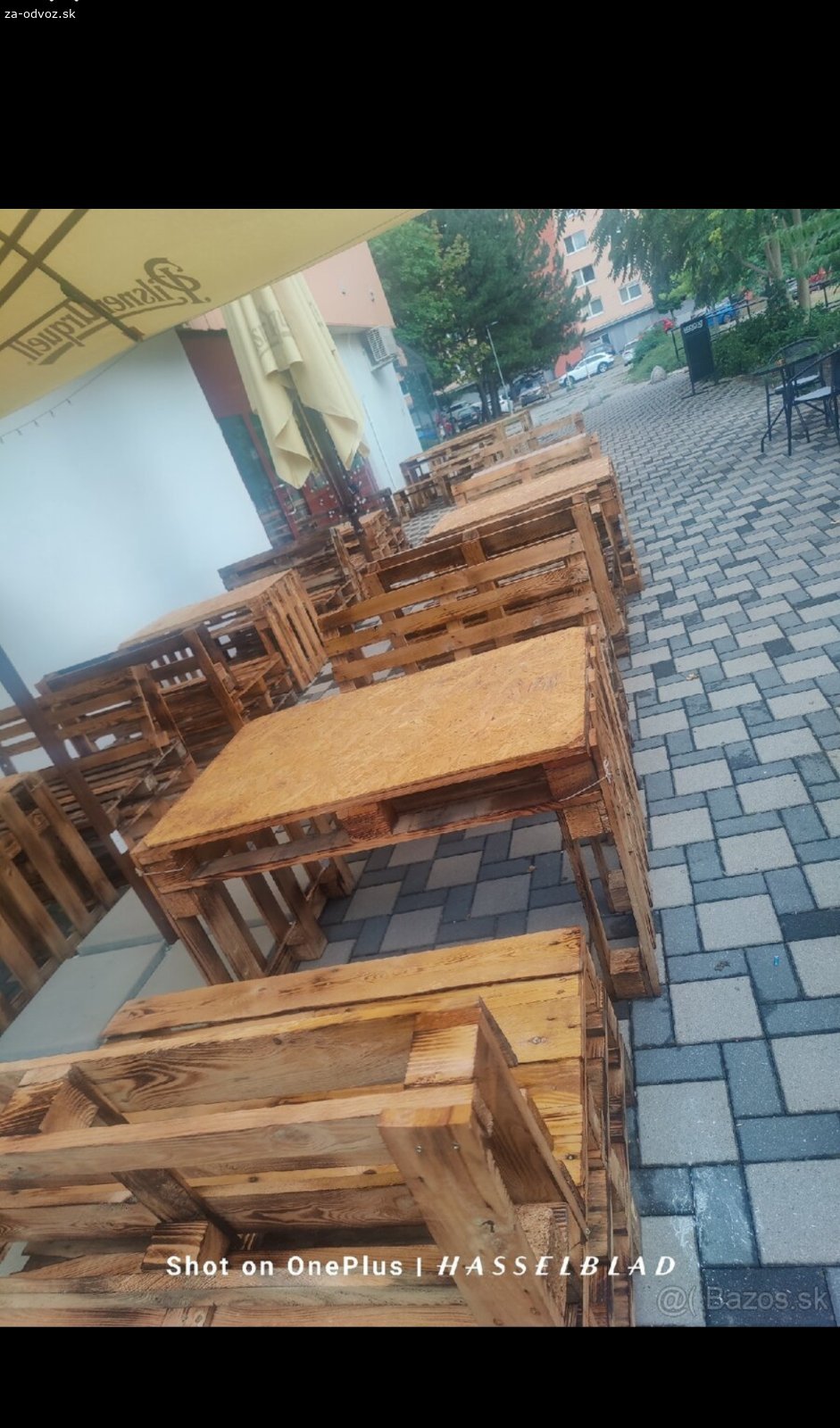 Darujem sedačky stoly z palet. Je to v Petržalke 
Možno aj na drevo není to farbené