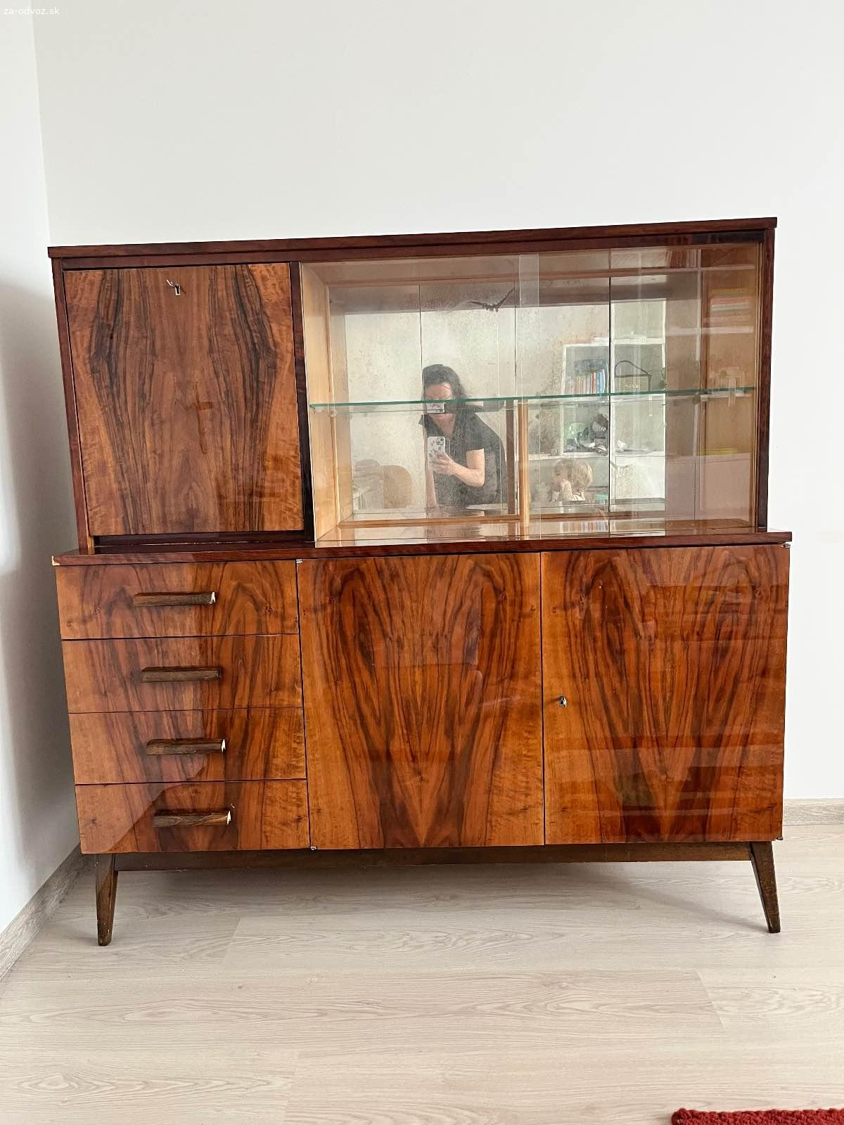 Darujem sekretár a konferenčný stolík