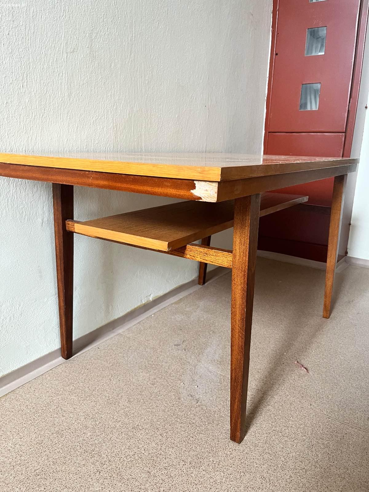 Darujem sekretár a konferenčný stolík