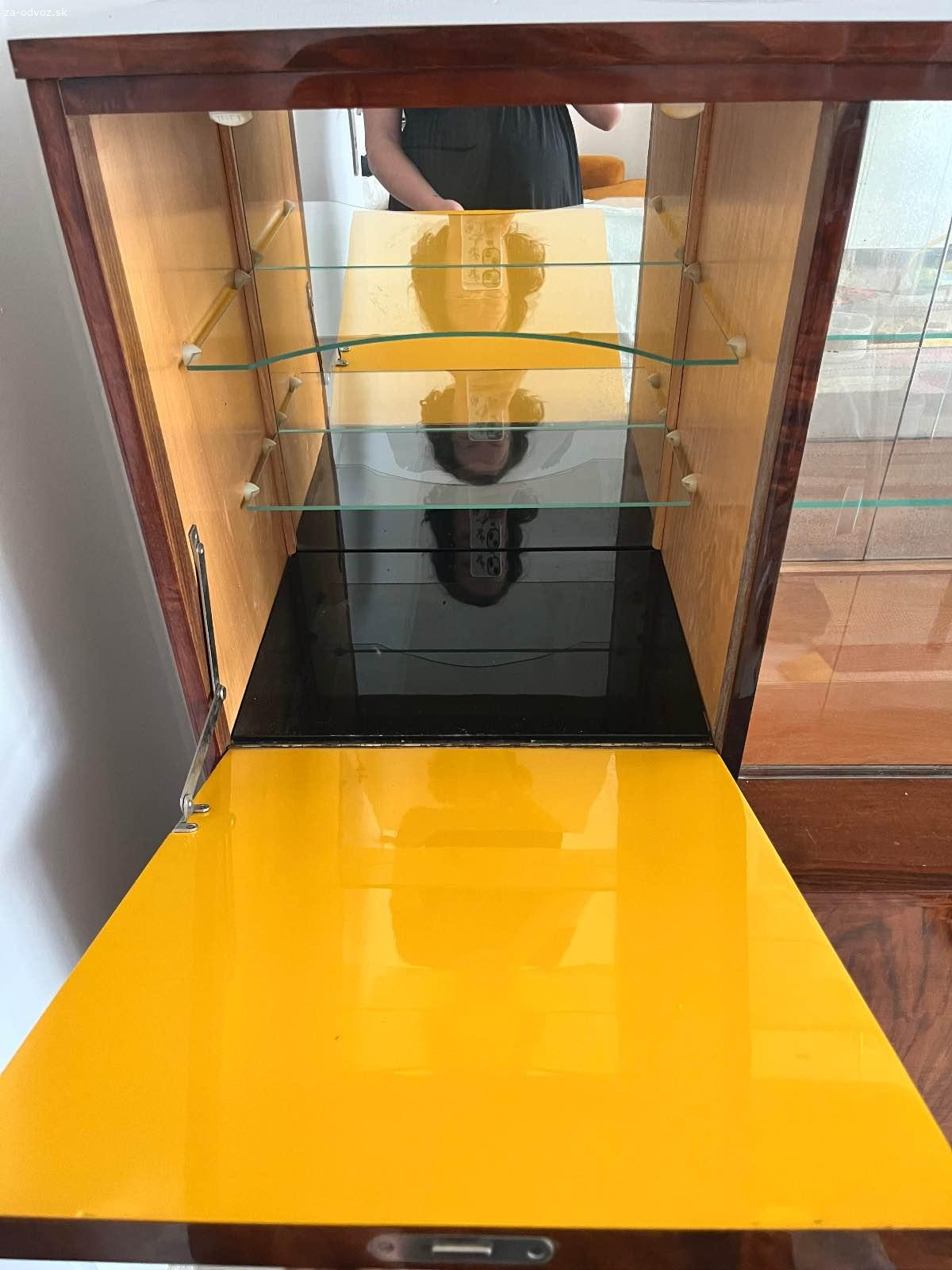 Darujem sekretár a konferenčný stolík