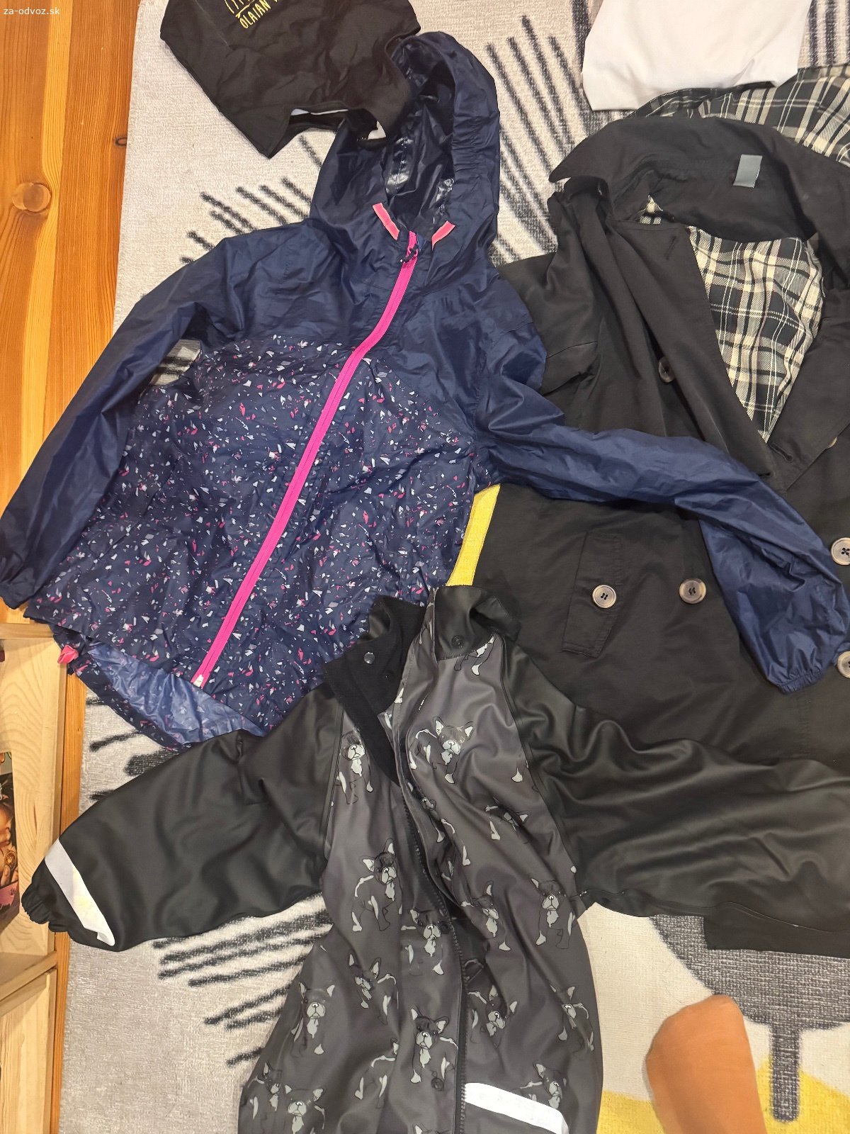 Darujem set oblecenia / bundy pre dievca 135 cm. Darujem za odvoz, či paketou set obsahujúci:
Župan, čierny jesenný kabát, 2 nepremokavé bundy, 5 nohavíc, 4 mikiny, 2 šaty, vestička.