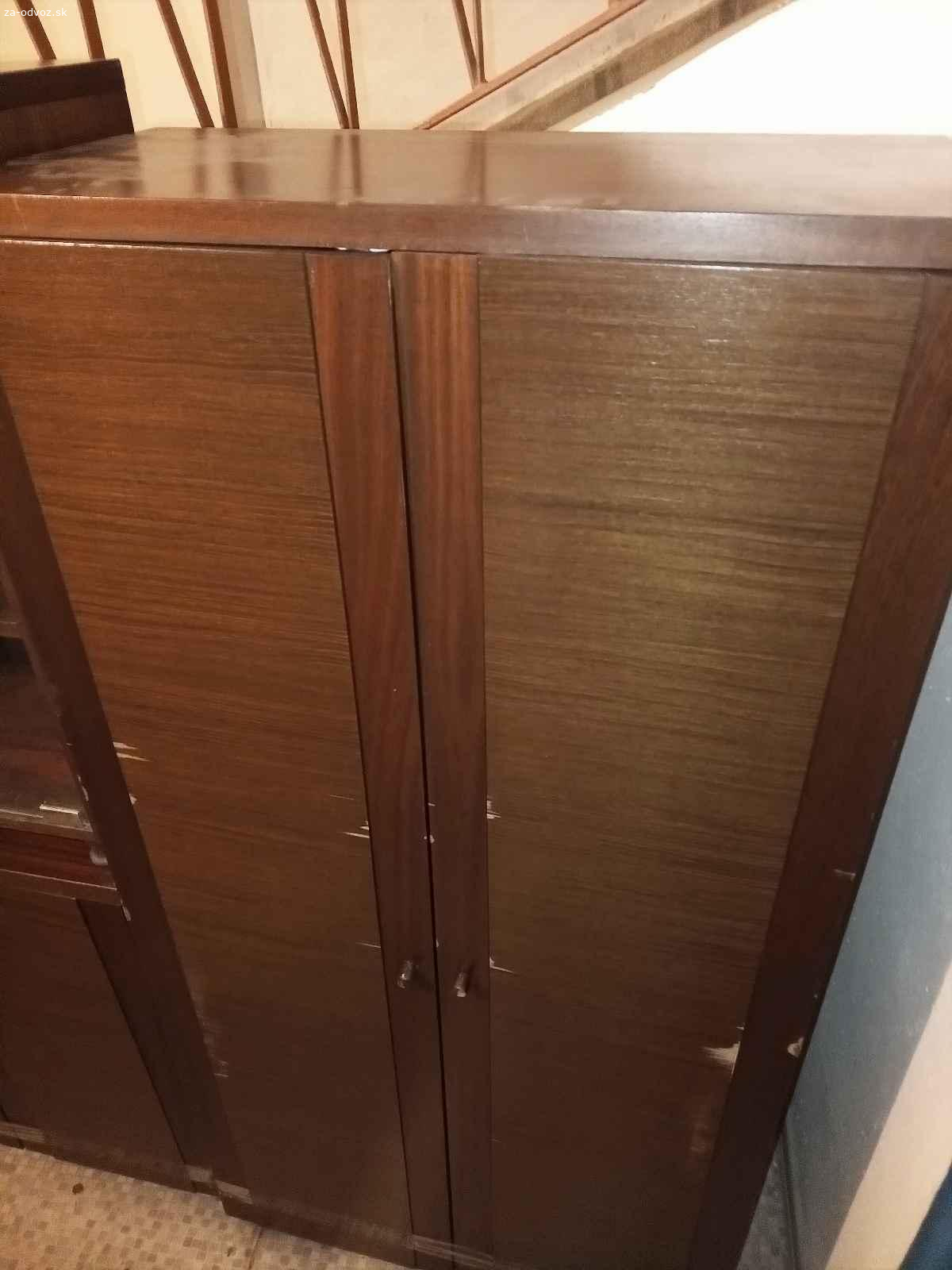 Darujem skrine do kancelárie. Darujem skrine vhodné do kancelárie, dve vhodné na dokumenty a jedna väčšia vhodná aj ako šatník. Dve menšie skrinky v rozmere 80 x 80 x 40 cm a skriňa o rozmere 160 x 80 x 40 cm