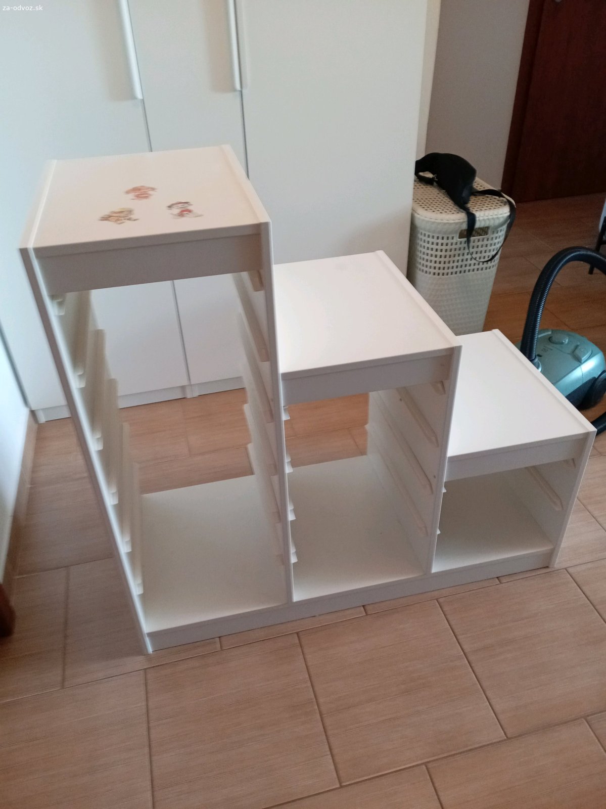 DARUJEM SKRINKU/POLIČKU. IKEA SKRINKA,MOZNO VIETE VYUZIT NA CHALUPE,prípadne sa dajú dokúpiť boxy separátne. Petržalka,PROKOFIEVOVA