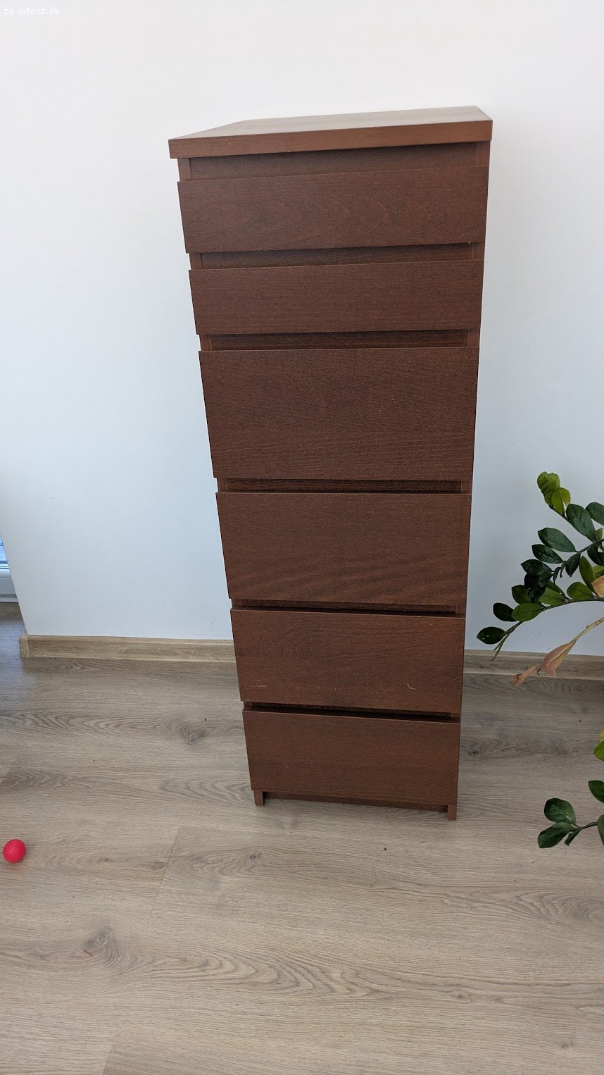 Darujem skrinku so zásuvkami. Darujem za odvoz skrinku/komodu so zásuvkami v dobrom stave. Rozmery: výška 123 cm, šírka 40 cm, hĺbka 49 cm. Stále je plne funkčná a vhodná na odkladanie vecí napríklad do izby, chodby alebo pracovne. Len osobný odber v Chorvátskom Grobe.