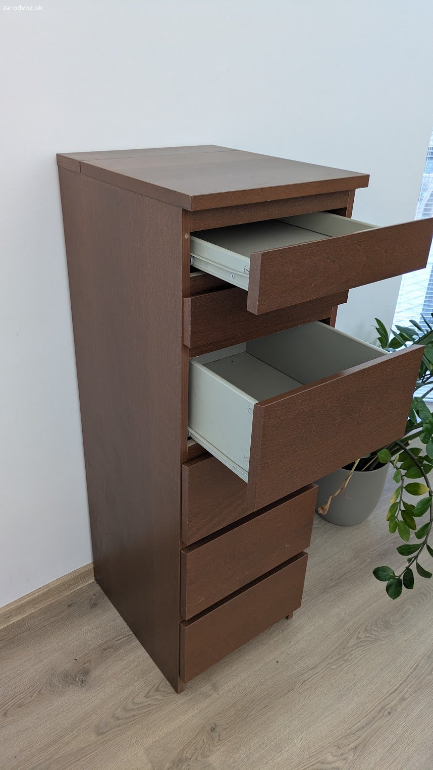 Darujem skrinku so zásuvkami. Darujem za odvoz skrinku/komodu so zásuvkami v dobrom stave. Rozmery: výška 123 cm, šírka 40 cm, hĺbka 49 cm. Stále je plne funkčná a vhodná na odkladanie vecí napríklad do izby, chodby alebo pracovne. Len osobný odber v Chorvátskom Grobe.
