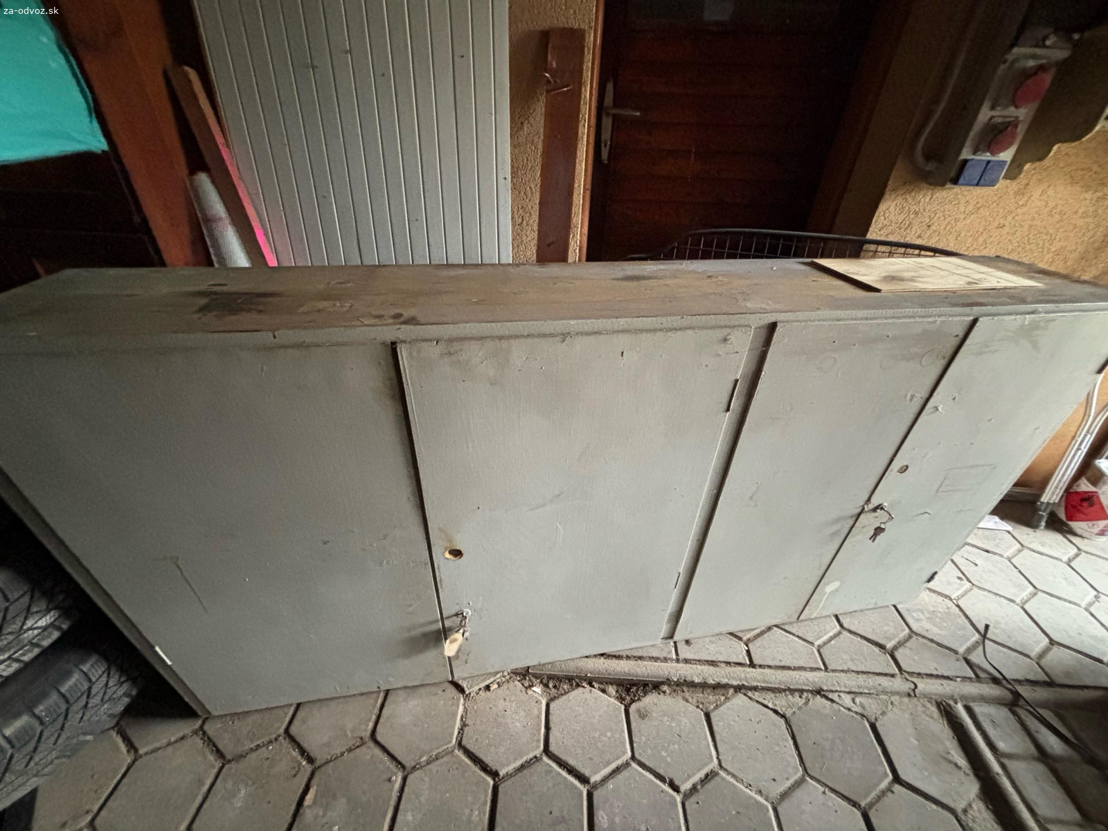 Darujem skriňu 200x95x32