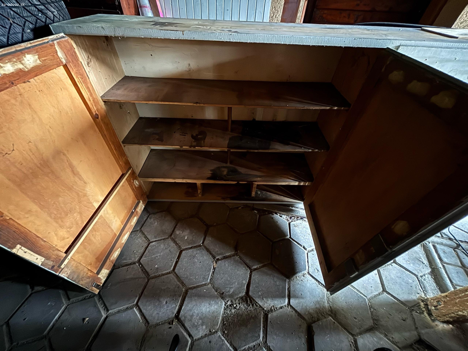 Darujem skriňu 200x95x32