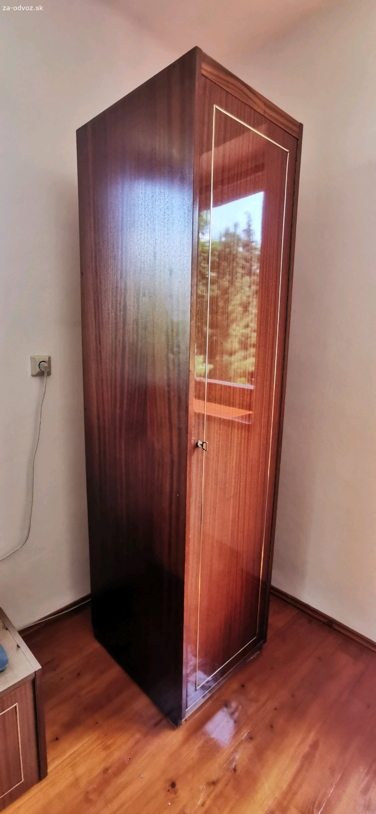 Darujem skrinu 50x60x205. Hľadá sa nový majiteľ pre skriňu z 90tych rokov. Skriňa je plne funkčná, rozmery hĺbka 60, šírka 50, výška 205. vhodná do chodby na bundy, čiapky, šále, rukavice. My sme ju ako v minulosti používali na detské veci, aktualne u nás už nemá využitie a radi by sme ju darovali do dobrých rúk.