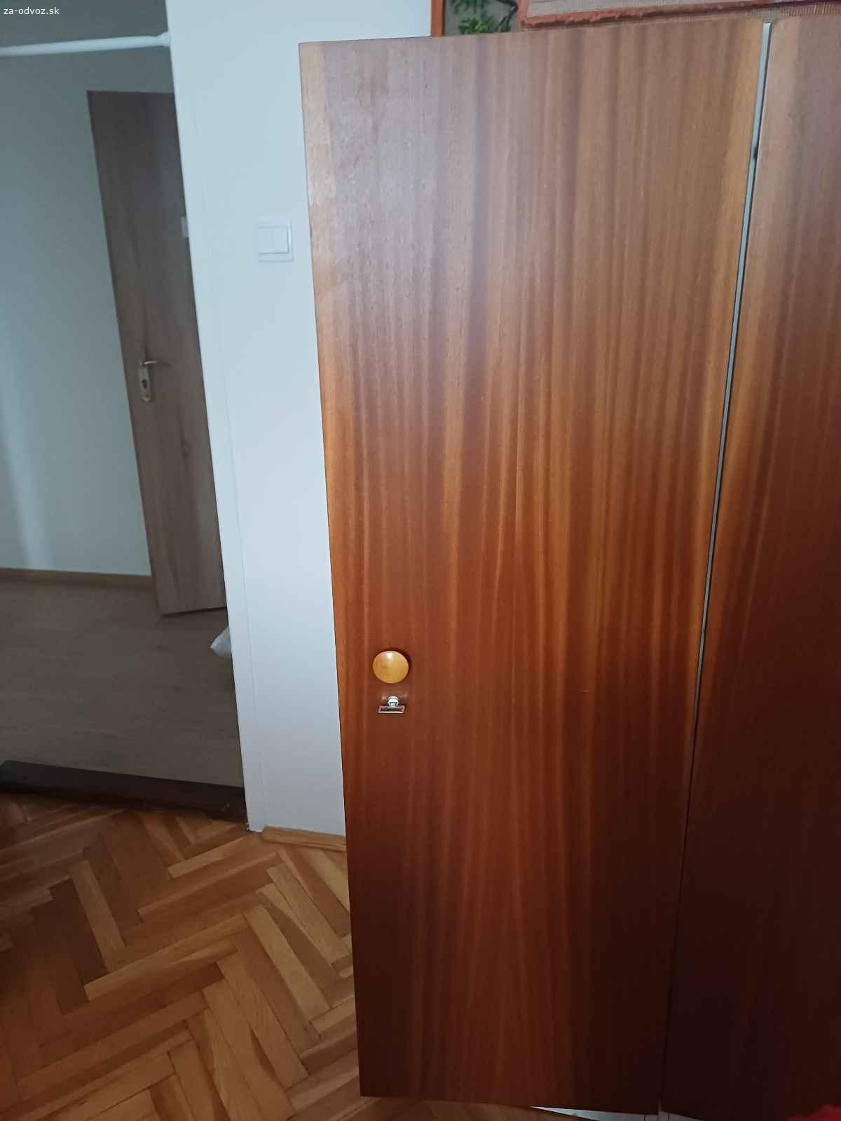 Darujem skrinu a kreslo