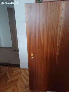 Darujem skrinu a kreslo