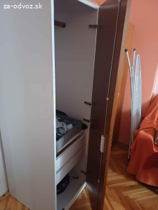 Darujem skrinu a kreslo