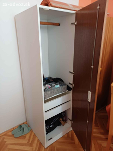 Darujem skrinu a kreslo