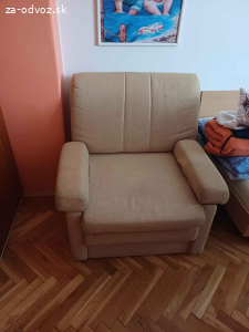 Darujem skrinu a kreslo