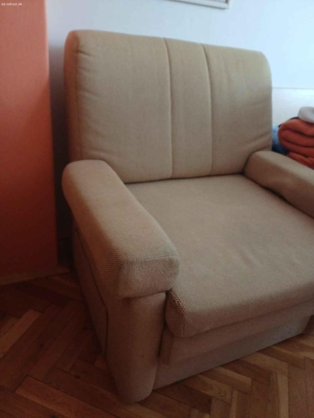 Darujem skrinu a kreslo