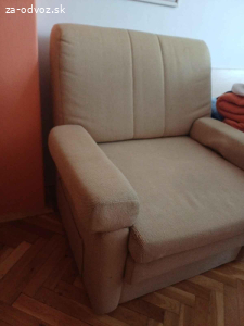 Darujem skrinu a kreslo