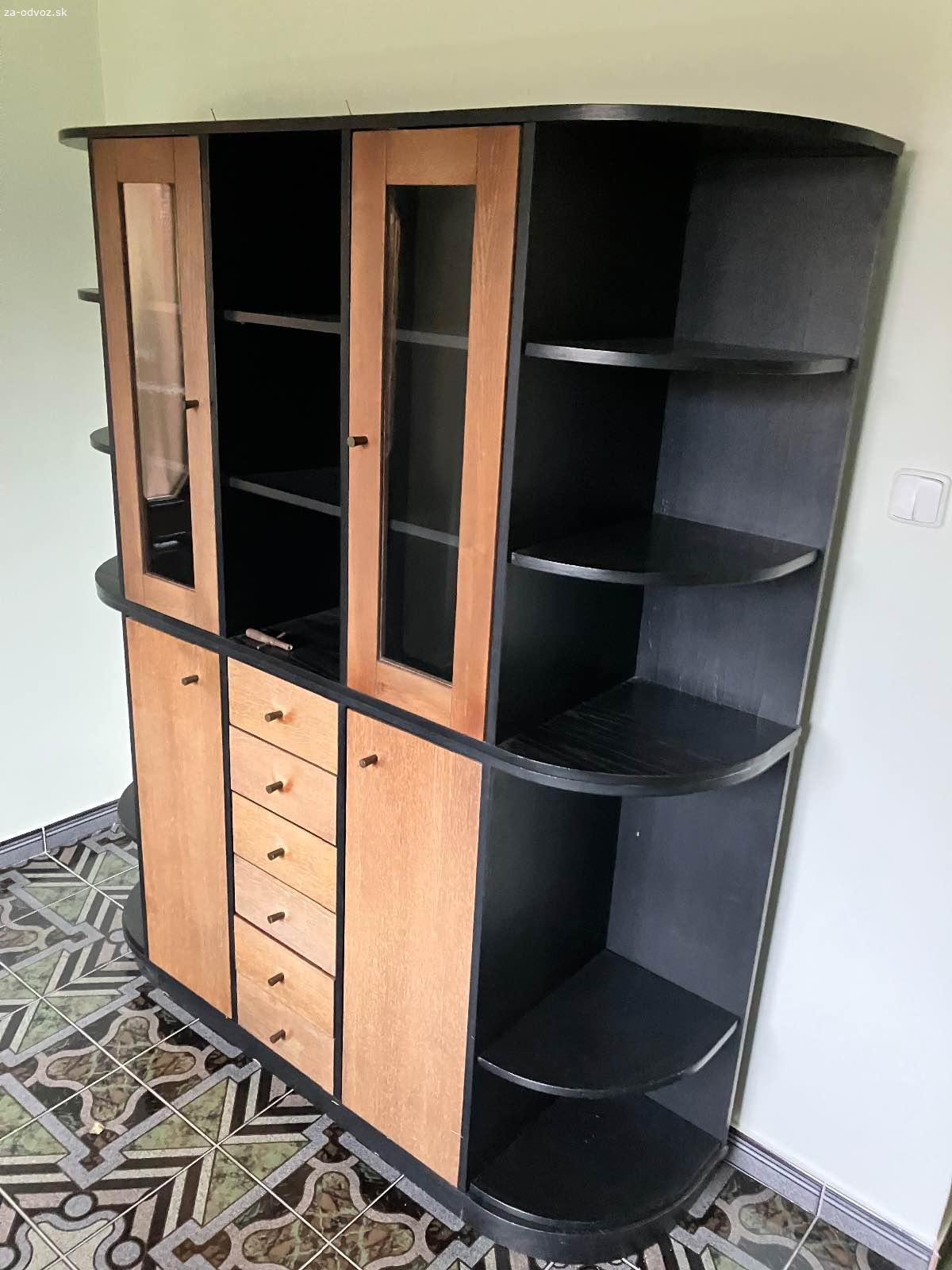 Darujem skriňu do predsiene