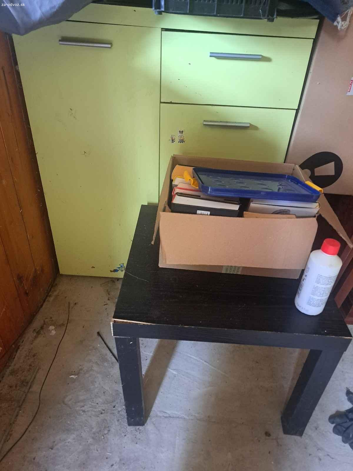 Darujem skrinu, skrinky, stolicky