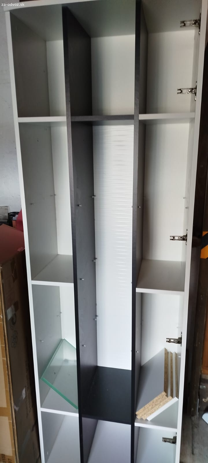darujem skriňu ( vytrínu). Darujem skriňu, vytrínu s presklenými dvierkami
rozmery:
šírka 65 cm 
výška 198 cm 
hĺbka 36 cm
