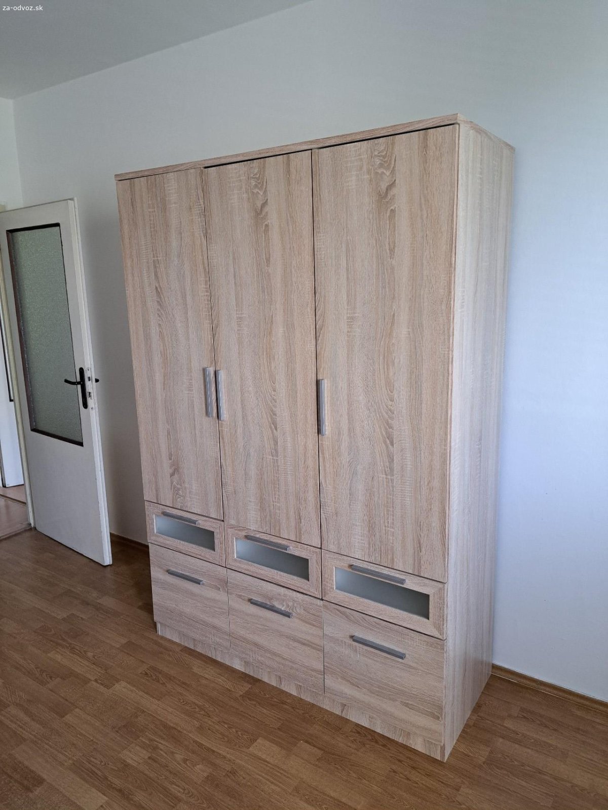 Darujem skrinu za odvoz. Sirka 136cm, vyska 198cm
