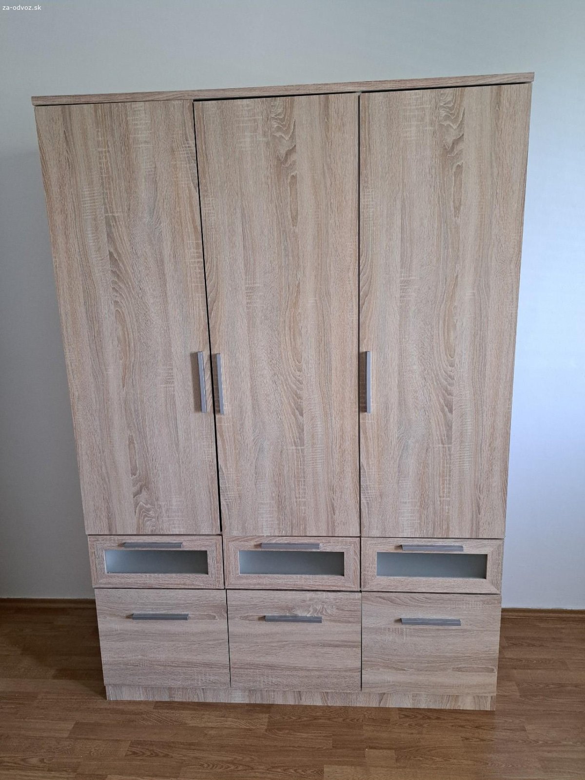 Darujem skrinu za odvoz. Sirka 136cm, vyska 198cm