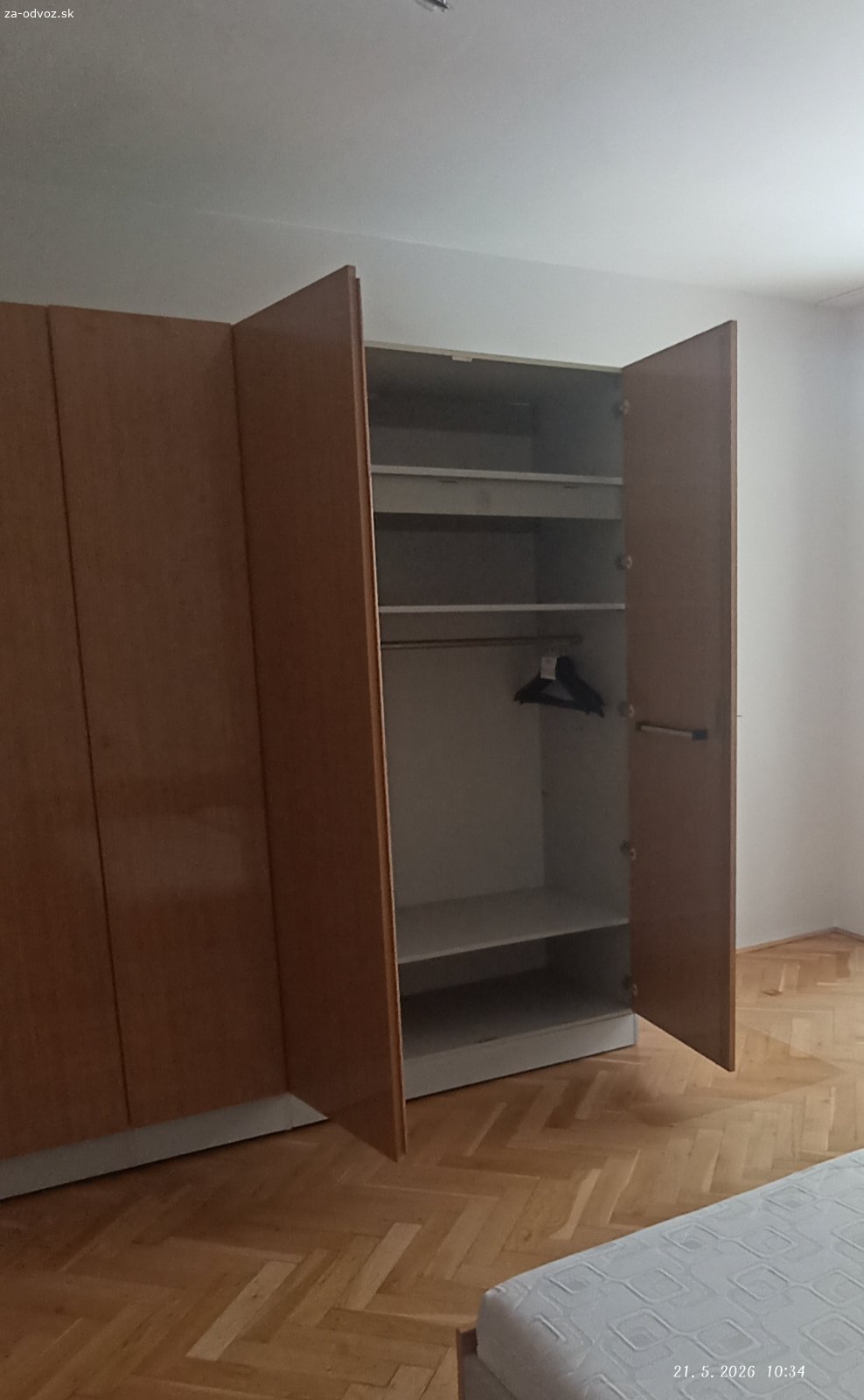 Darujem skriňu. Darujem za odvoz 5-dverovú skriňu zo spálňovej zostavy.