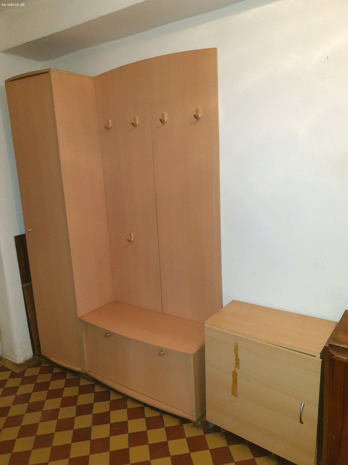 Darujem skrinu. Za odvoz funkčná skriňa v dobrom stave. Pripadne aj iný nábytok z domu. Treba si pozrieť,  vybrať a svojpomocne naložiť.