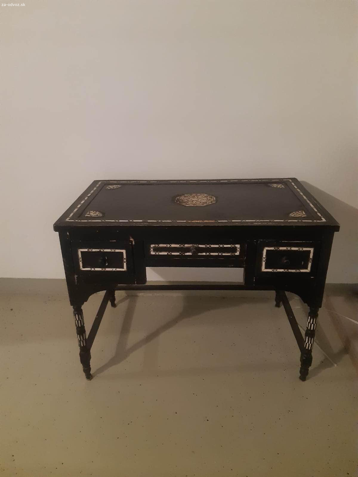 Darujem starožitný orientálny stolík