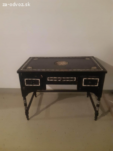 Darujem starožitný orientálny stolík