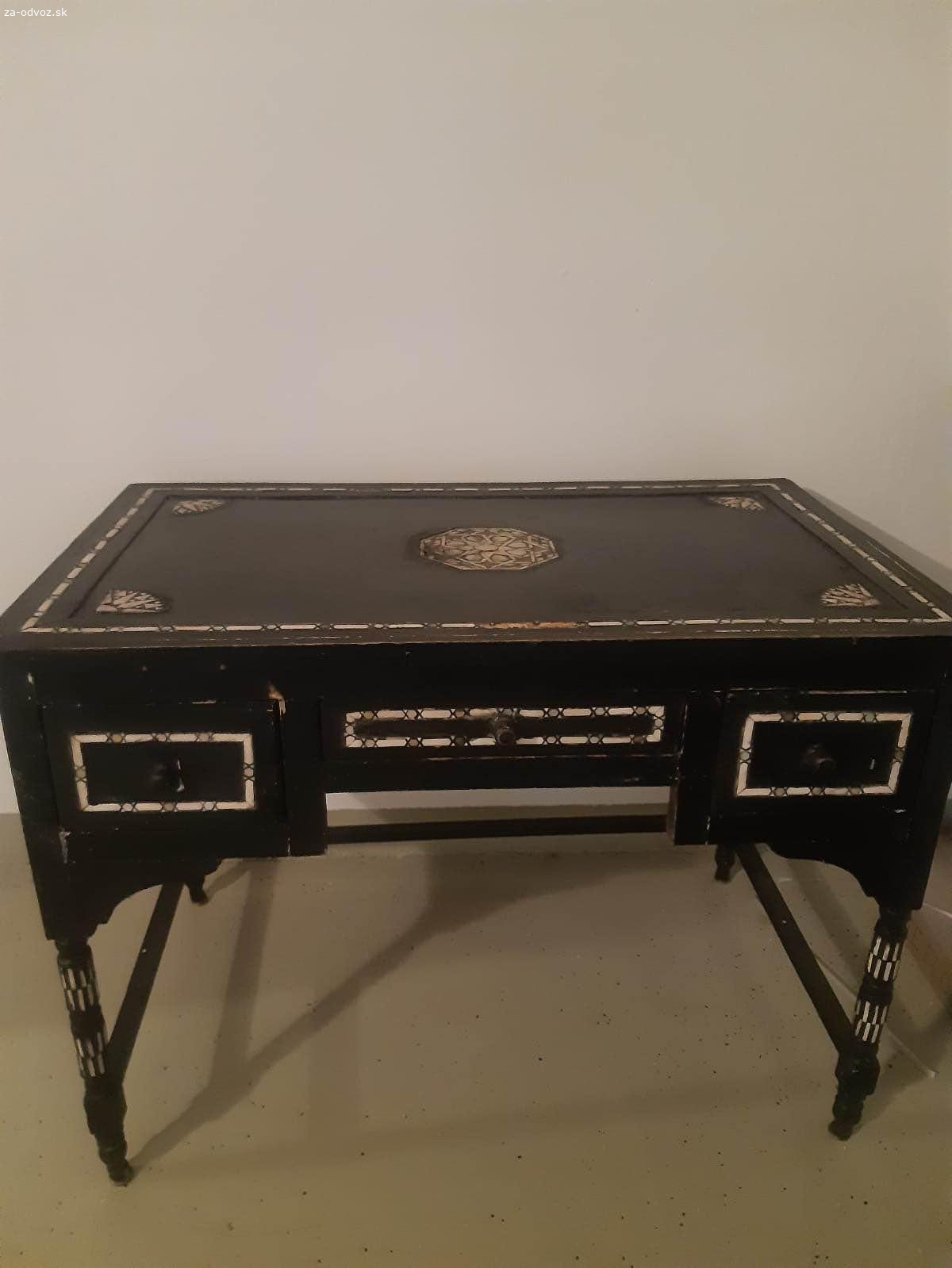 Darujem starožitný orientálny stolík