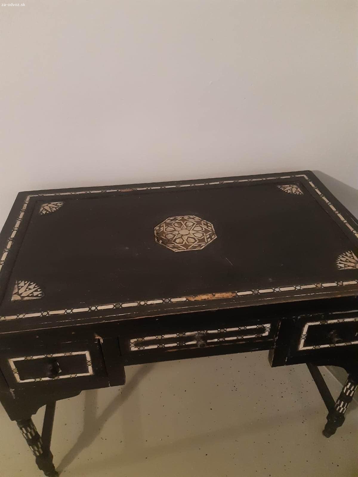 Darujem starožitný orientálny stolík