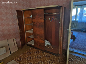 Darujem staršie skrine, pohovku aj kreslá