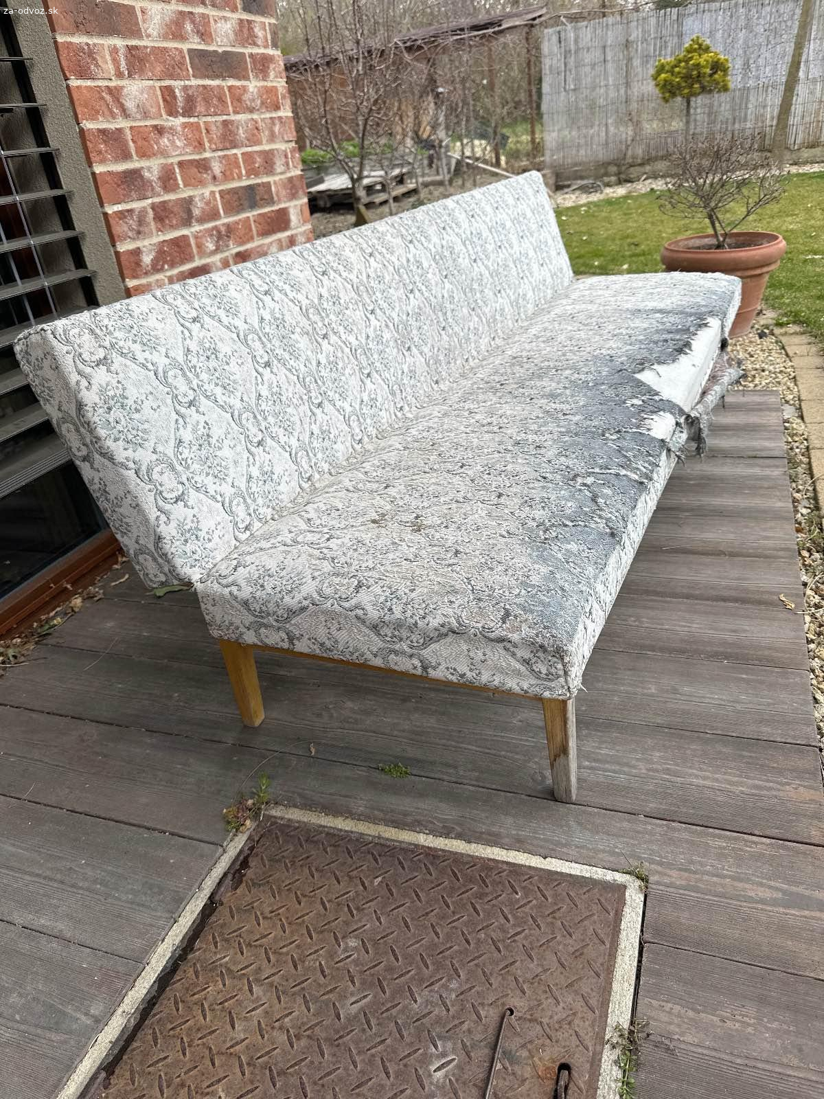 Darujem staru lavičku- posteľ.