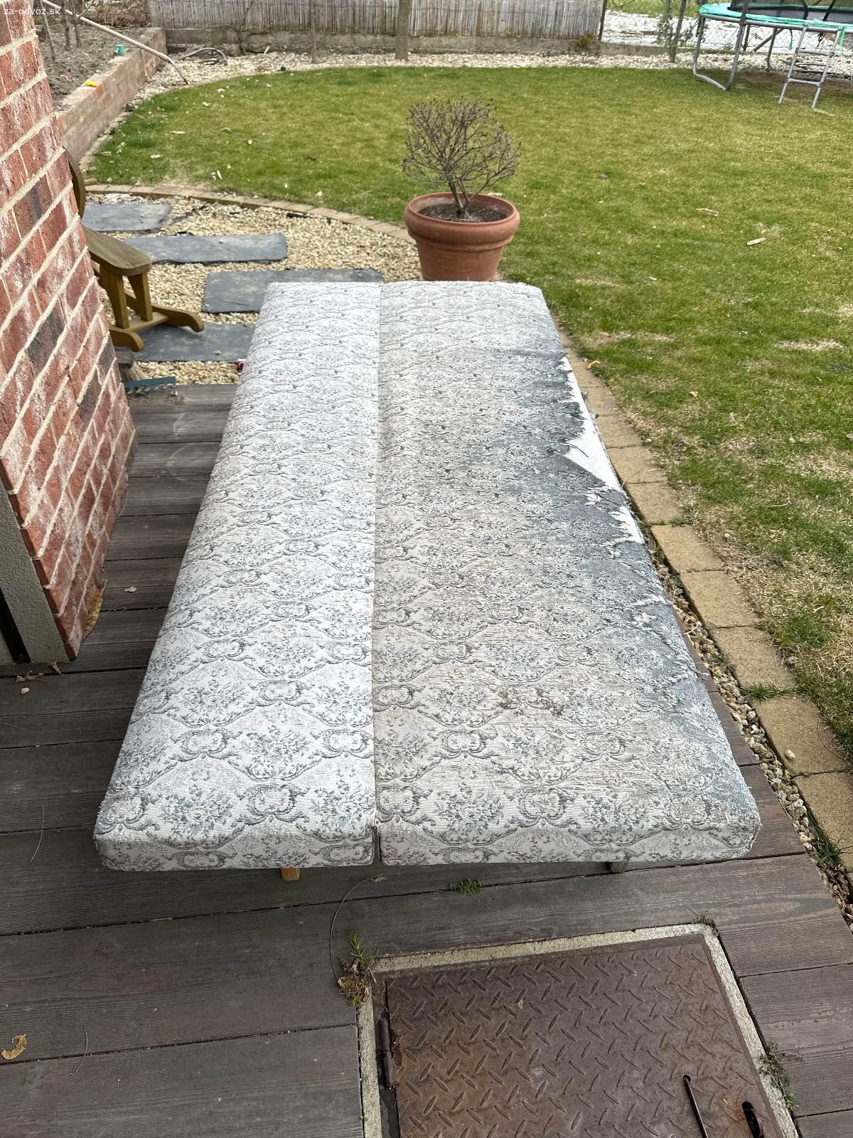 Darujem staru lavičku- posteľ.