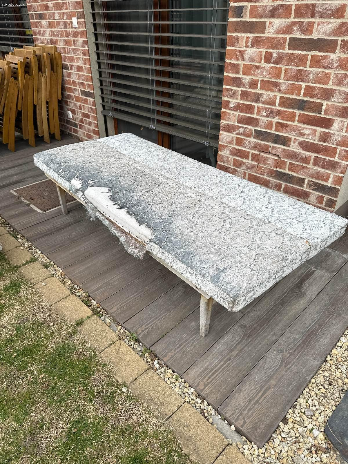 Darujem staru lavičku- posteľ.