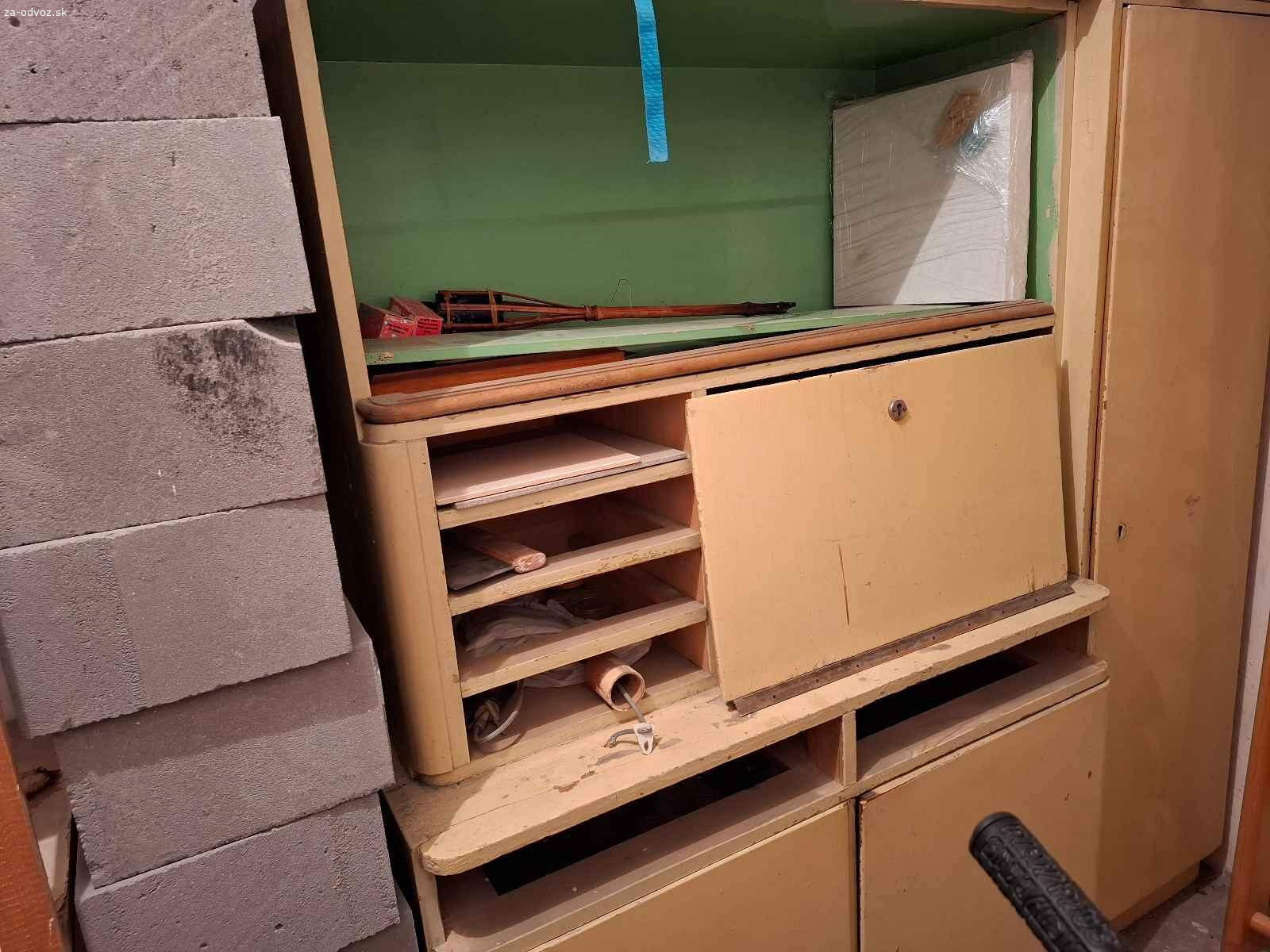 Darujem starý sekretár