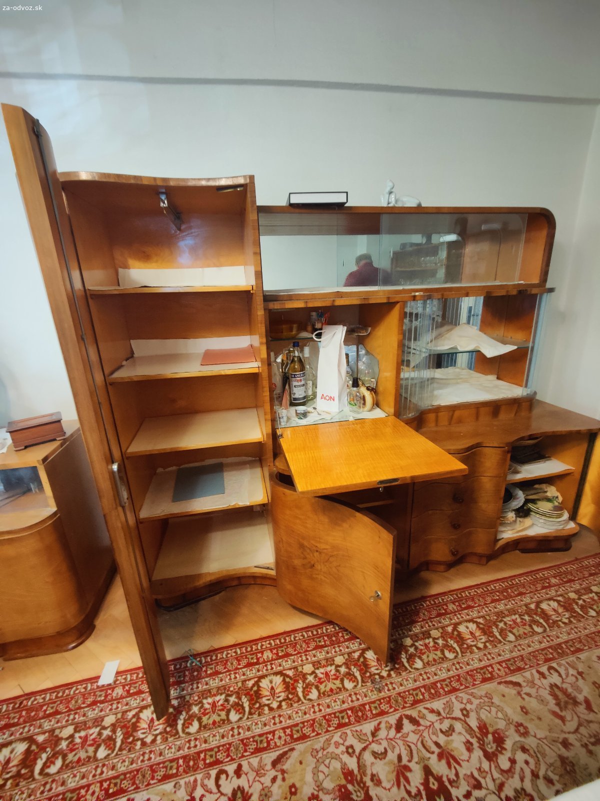 Darujem starý štýlový nábytok. Darujem starý štýlový nábytok v zachovalom stave. Ide asi o 80 ročný , drevený sekretár, nepoškodený z vysokým leskom a presklením .Je to krásny kus , možno na chalupu alebo do väčšieho bytu ako mám ja :-))K nemu je malá komoda , rovnakej serie.
Rozmery - sekretár 250cm , výška vyššej skrine 165 cm , výška s presklenou časťou 124cm.
Rozmer komody (skrinky) š.90cm s v.82 cm.