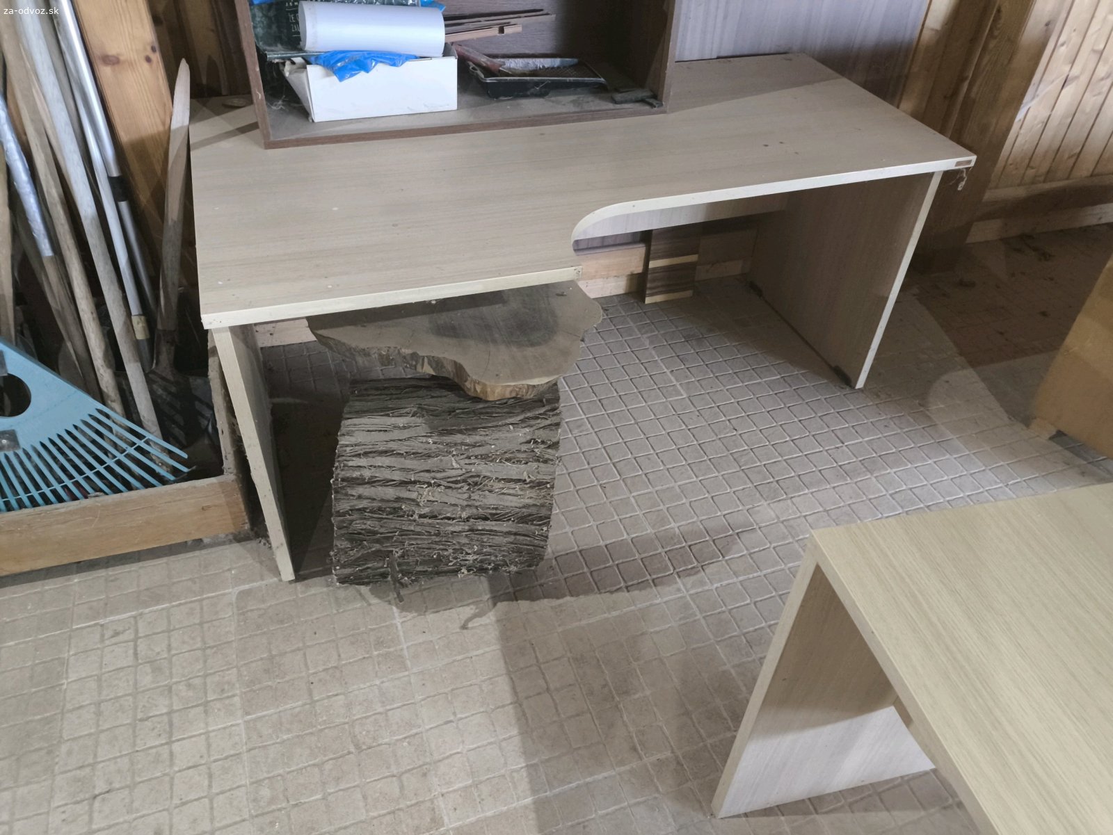 darujem stôl a predĺženie stola. Darujem tento stôl aj s predĺžením, aby bol hlbší. Nadstavenie stola ma poškodenú jednu stranu, ale 2 male "L-ká" to spravia. Iba osobný odber a IBA VOLAT.
