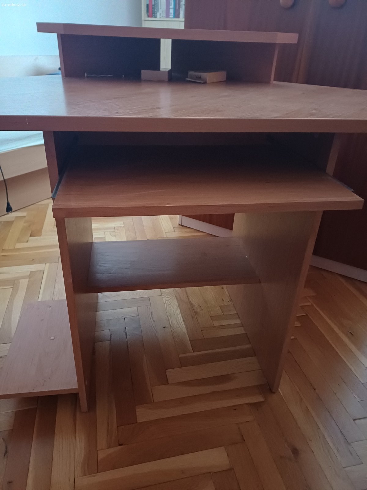 Darujem stôl, stolík. Vhodny na pc, aj ako pisaci klasicky stolik, rohovy. Stav vyborny.

Iba seriozny zaujem.