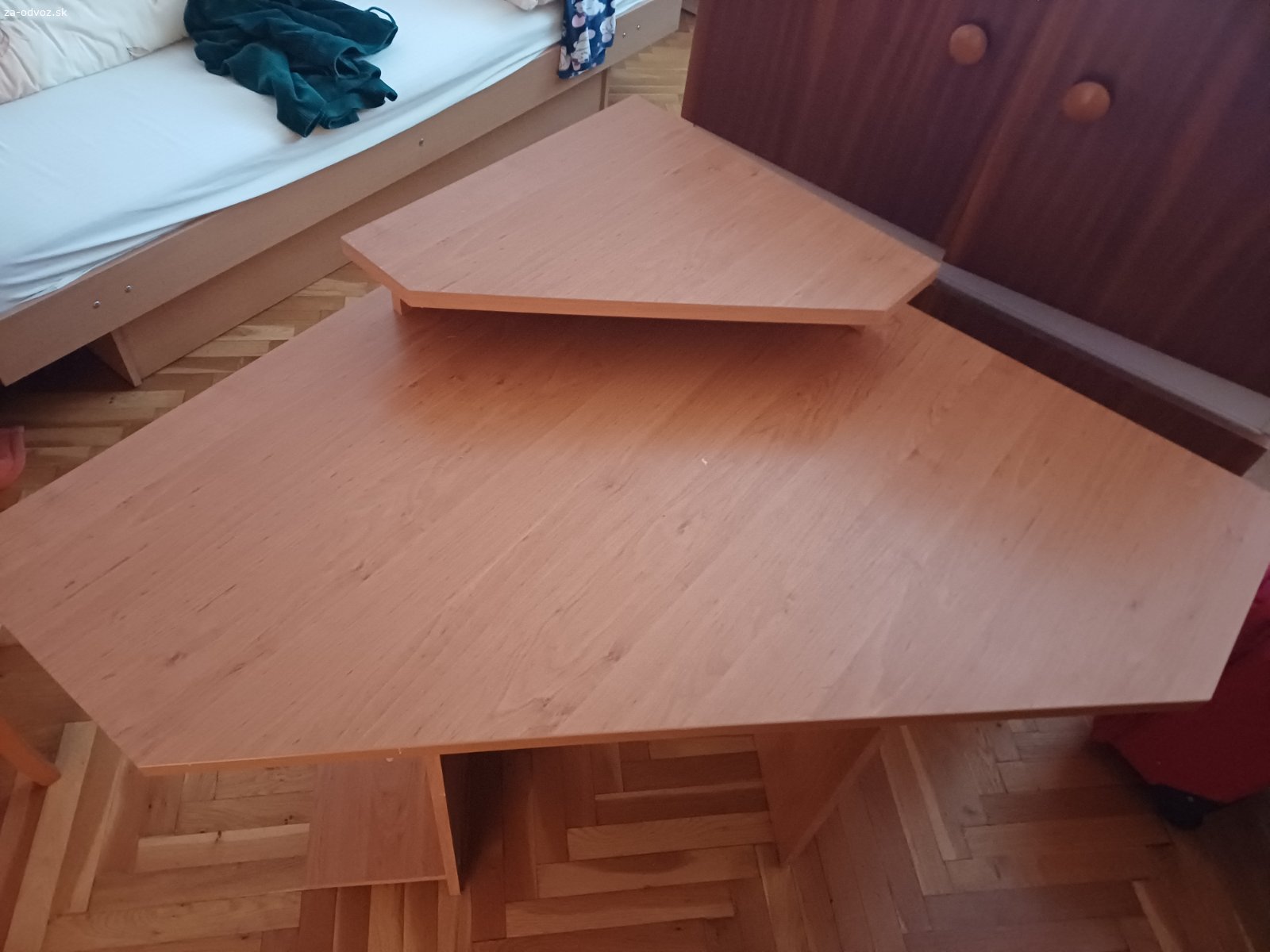 Darujem stôl, stolík. Vhodny na pc, aj ako pisaci klasicky stolik, rohovy. Stav vyborny.

Iba seriozny zaujem.
