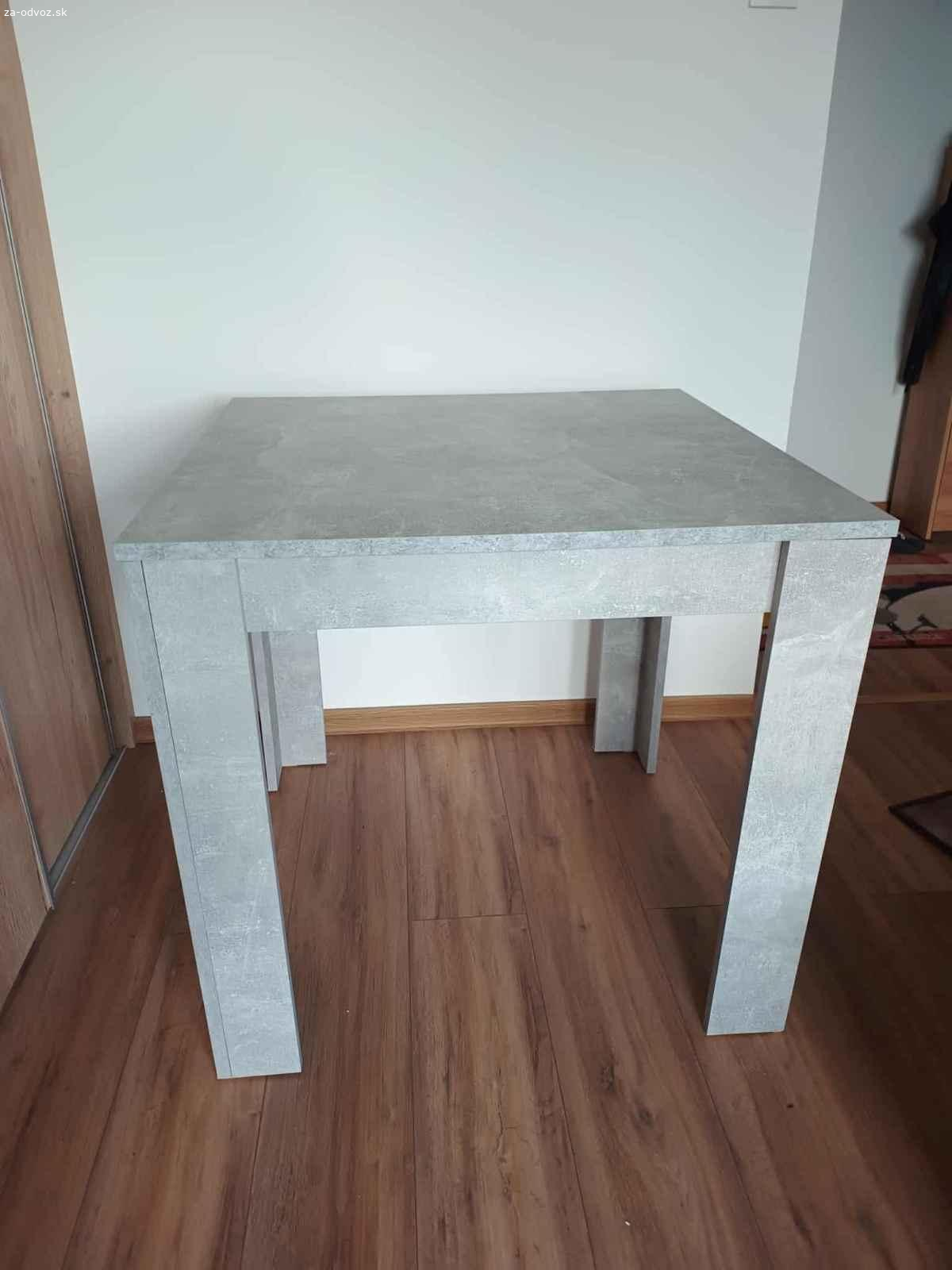 Darujem stol. Darujem stôl s rozmermi 80,5cm x 80,5cm. Výška stola je 74.5cm.