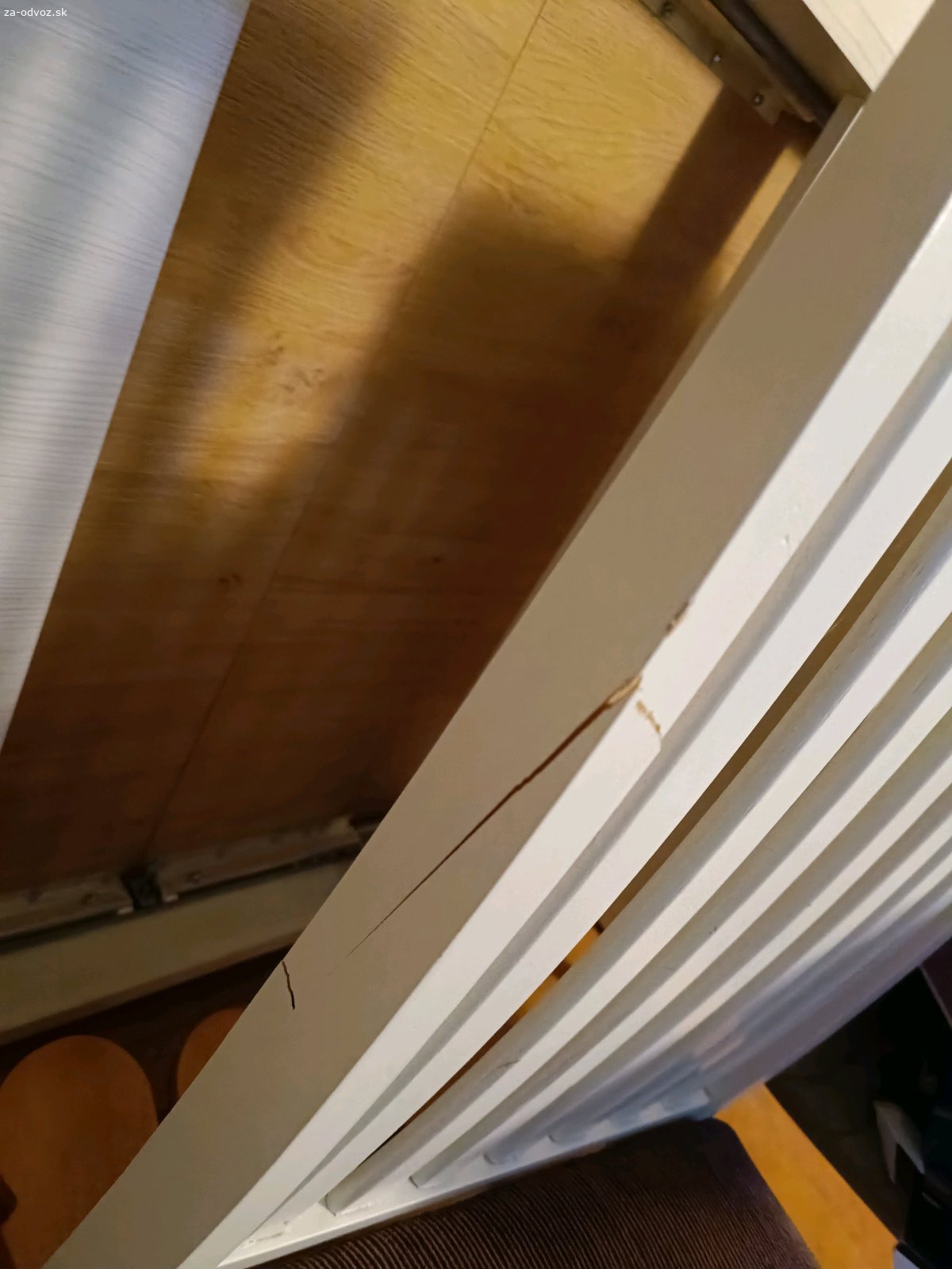 darujem stolicky 3 ks. darujem 3 stolicky. su poskodene alebo rozlepene v spojoch. niekomu sa este hodia. prve dve fotky je rozlepene operadlo na prvej stolicke. druhe dve fotky je prasknute operadlo na druhej stolicke. posledna fotka je rozlepeny spoj pri nohe - posledna stolicka.