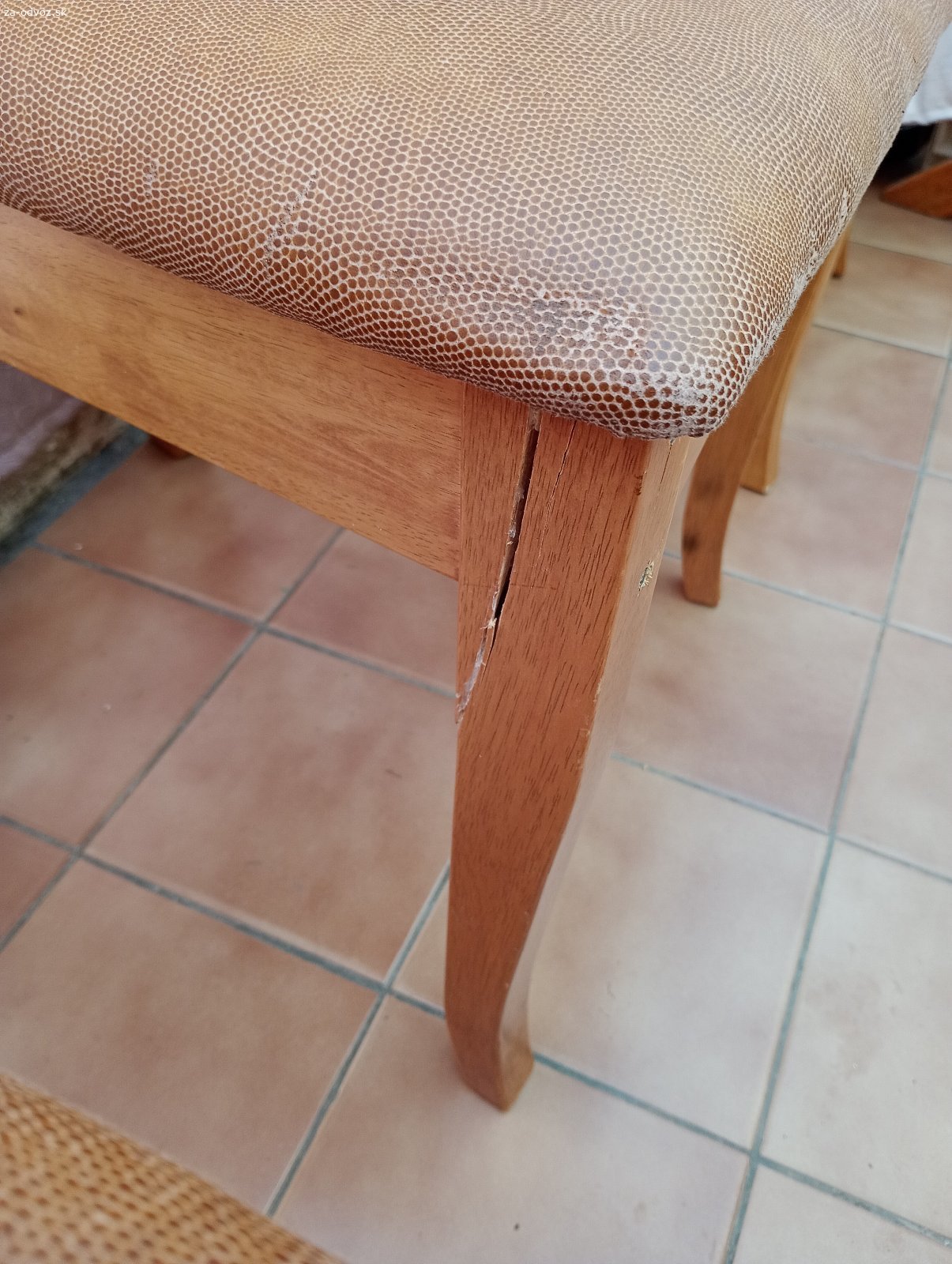 Darujem stoličky. Darujem 4 stoličky, jedna ma prasknutú a lepenu nohu. Použivane, vhodne na prečalunenie a renovaciu