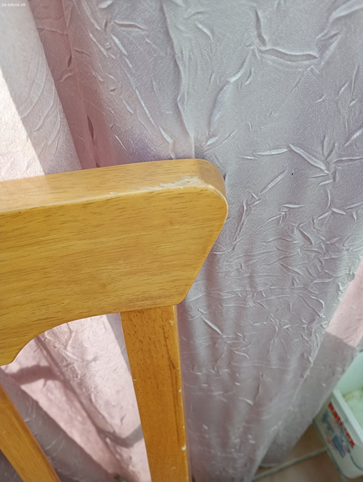 Darujem stoličky. Darujem 4 stoličky, jedna ma prasknutú a lepenu nohu. Použivane, vhodne na prečalunenie a renovaciu