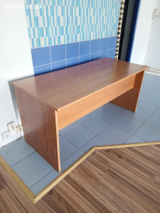 Darujem stolík a stôl do kancelárie