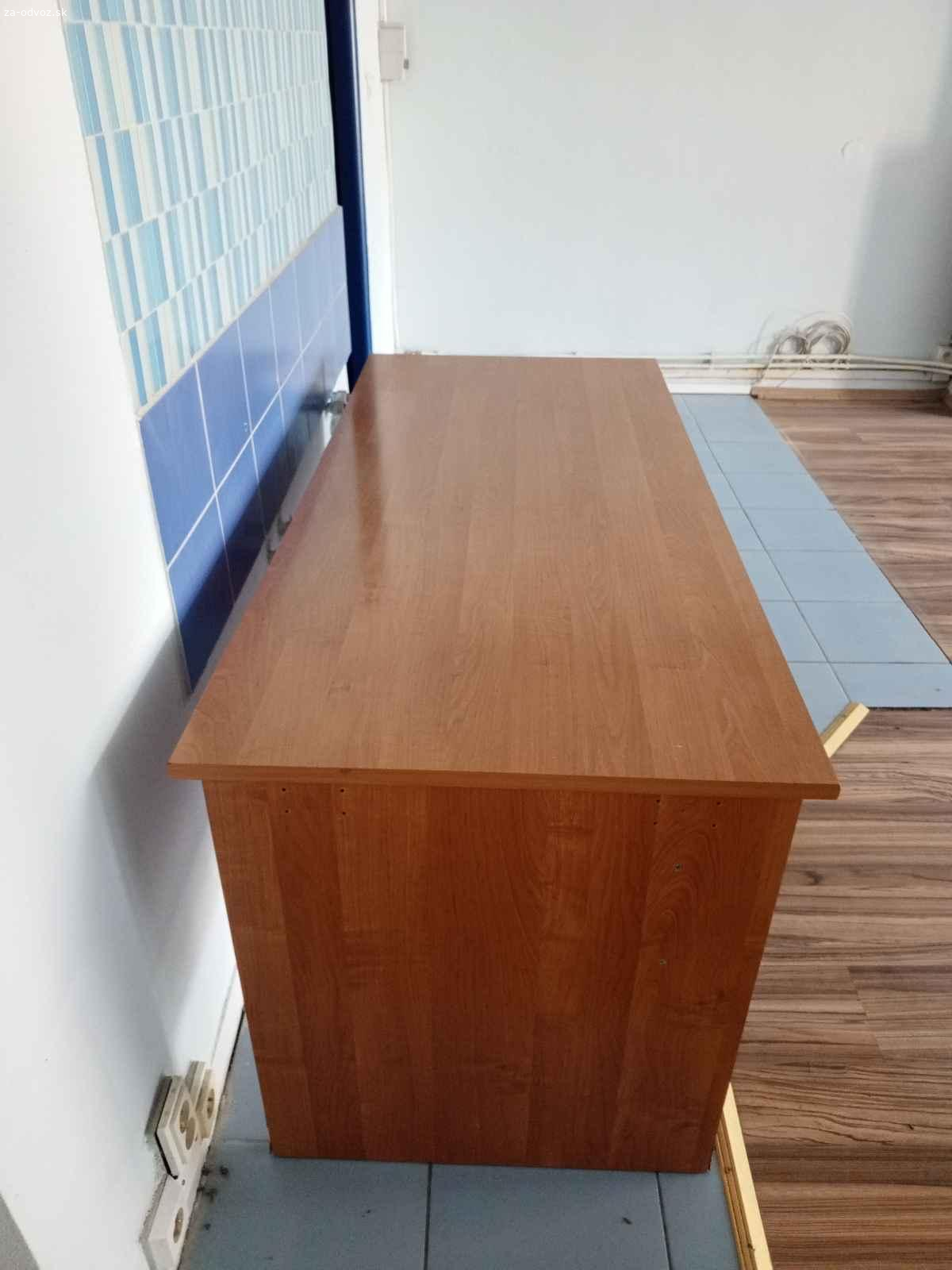 Darujem stolík a stôl do kancelárie. Darujem kancelársky stôl bez zásuviek a konferenčný stolík, vhodné do kancelárie. 
Stôl je 150 x 60 x 80 cm, stolík 100 x 50 x 50 cm.